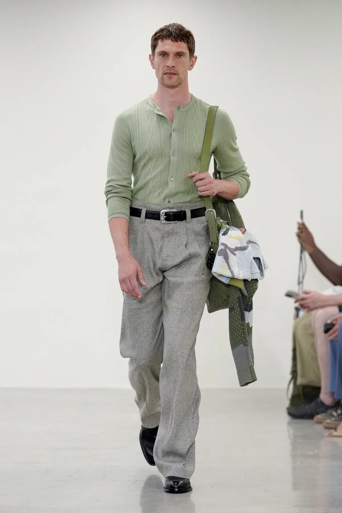 Paul Smith réinvente le costume masculin pour le printemps 2027 avec une élégance libérée