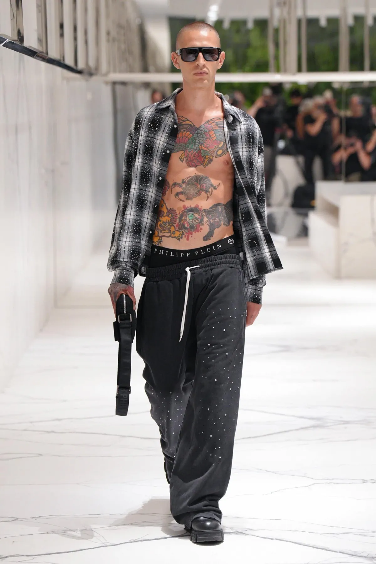 Philipp Plein Spring Summer 2027 Milan Fashion Week 30 Philipp Plein signe un printemps 2027 plus maîtrisé, sans renoncer à son goût du spectaculaire