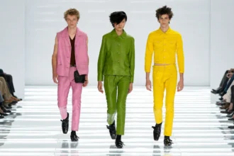 Prada printemps 2027 - Miuccia et Raf réinventent le jean comme manifeste de luxe minimaliste