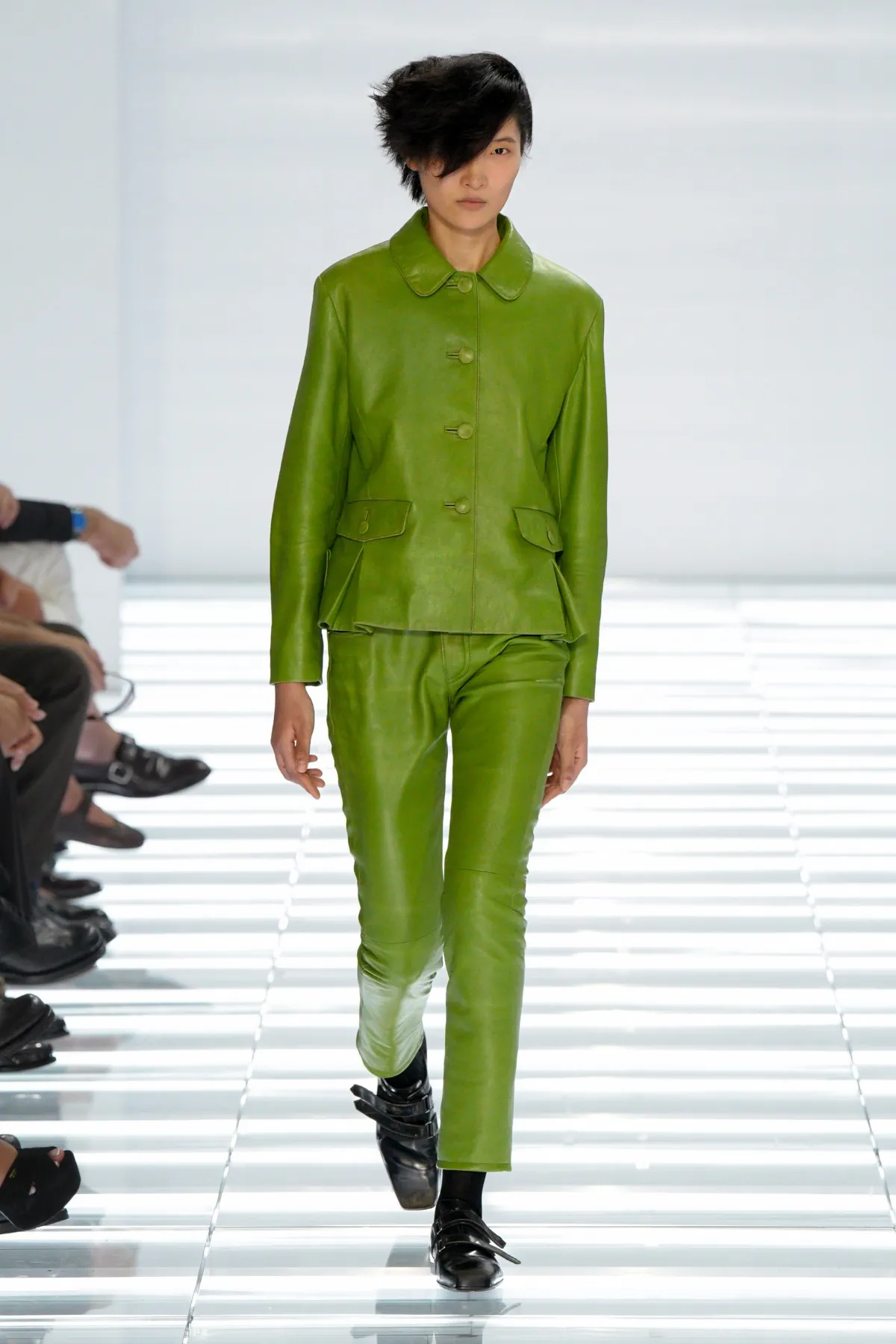 Prada printemps 2027 - Miuccia et Raf réinventent le jean comme manifeste de luxe minimaliste