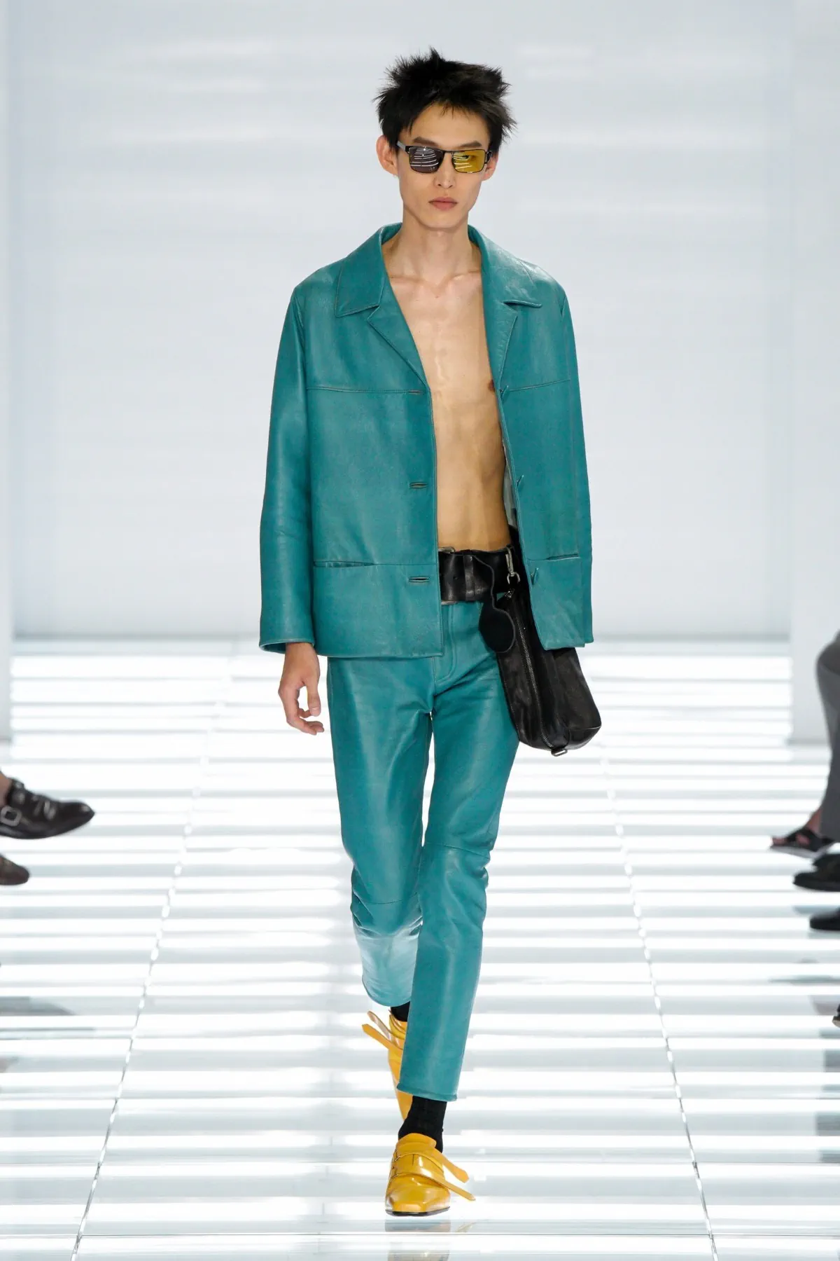 Prada printemps 2027 - Miuccia et Raf réinventent le jean comme manifeste de luxe minimaliste