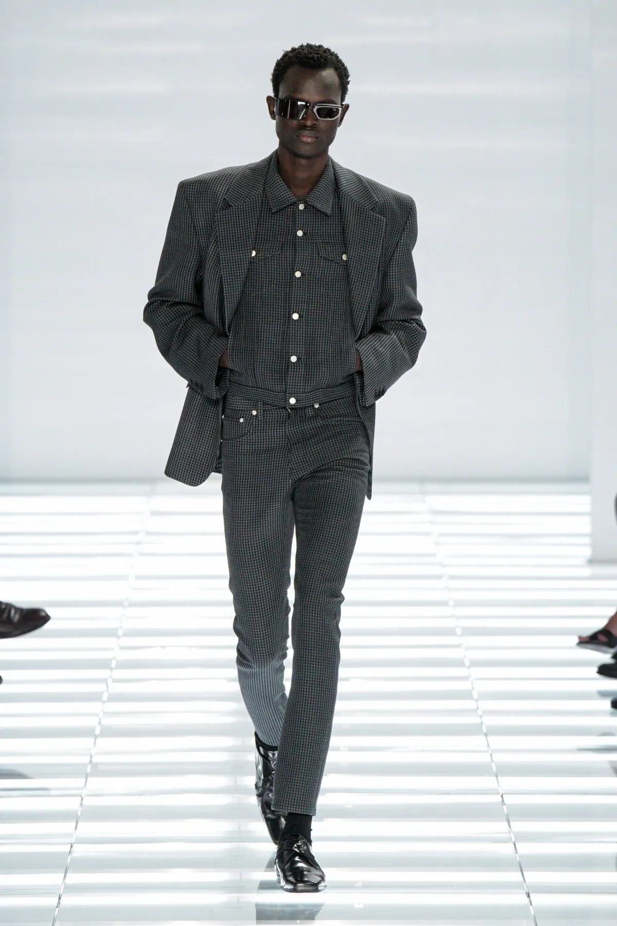 Prada printemps 2027 - Miuccia et Raf réinventent le jean comme manifeste de luxe minimaliste