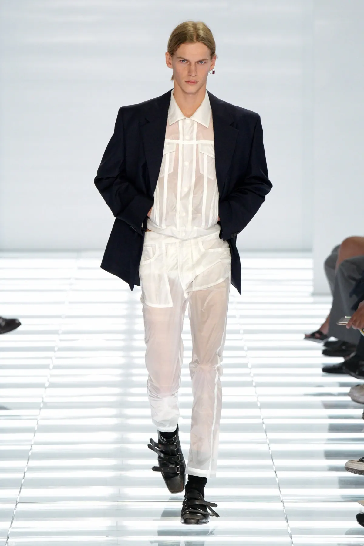 Prada printemps 2027 - Miuccia et Raf réinventent le jean comme manifeste de luxe minimaliste