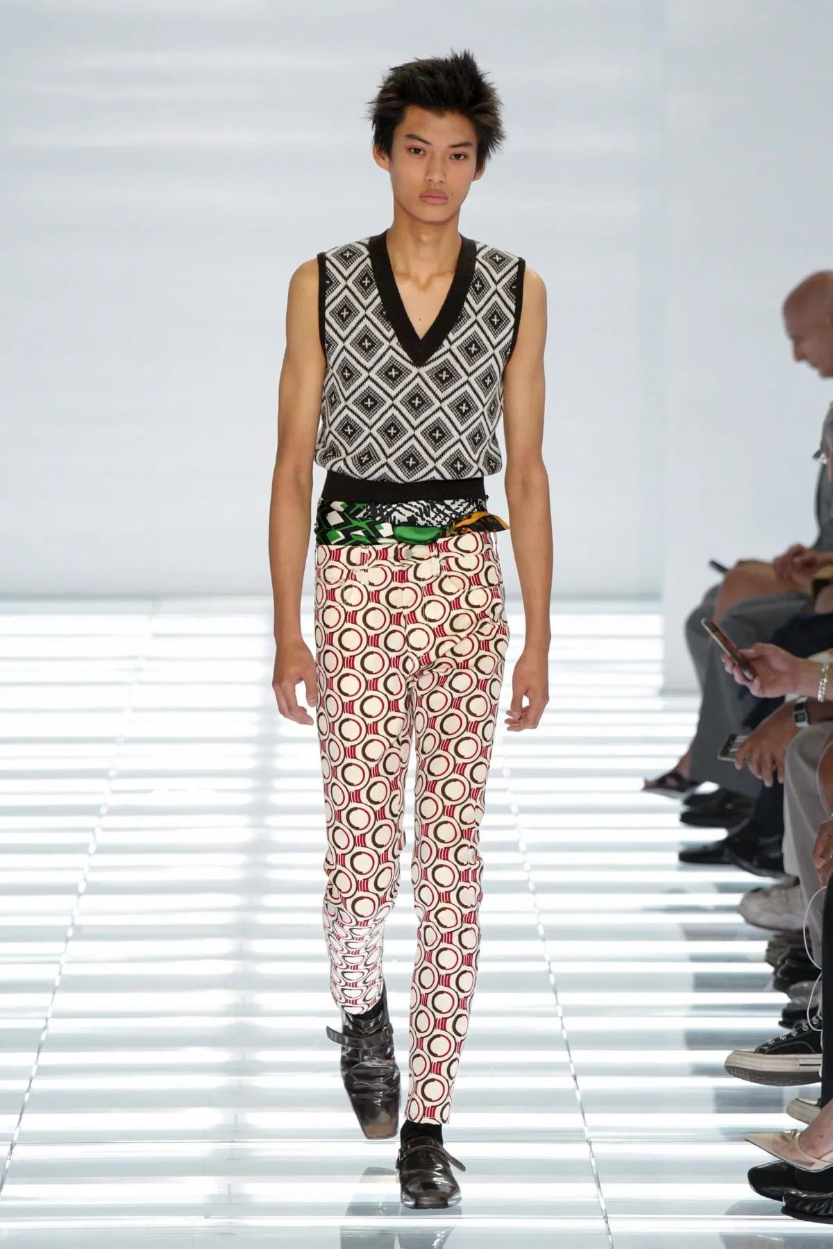 Prada printemps 2027 - Miuccia et Raf réinventent le jean comme manifeste de luxe minimaliste
