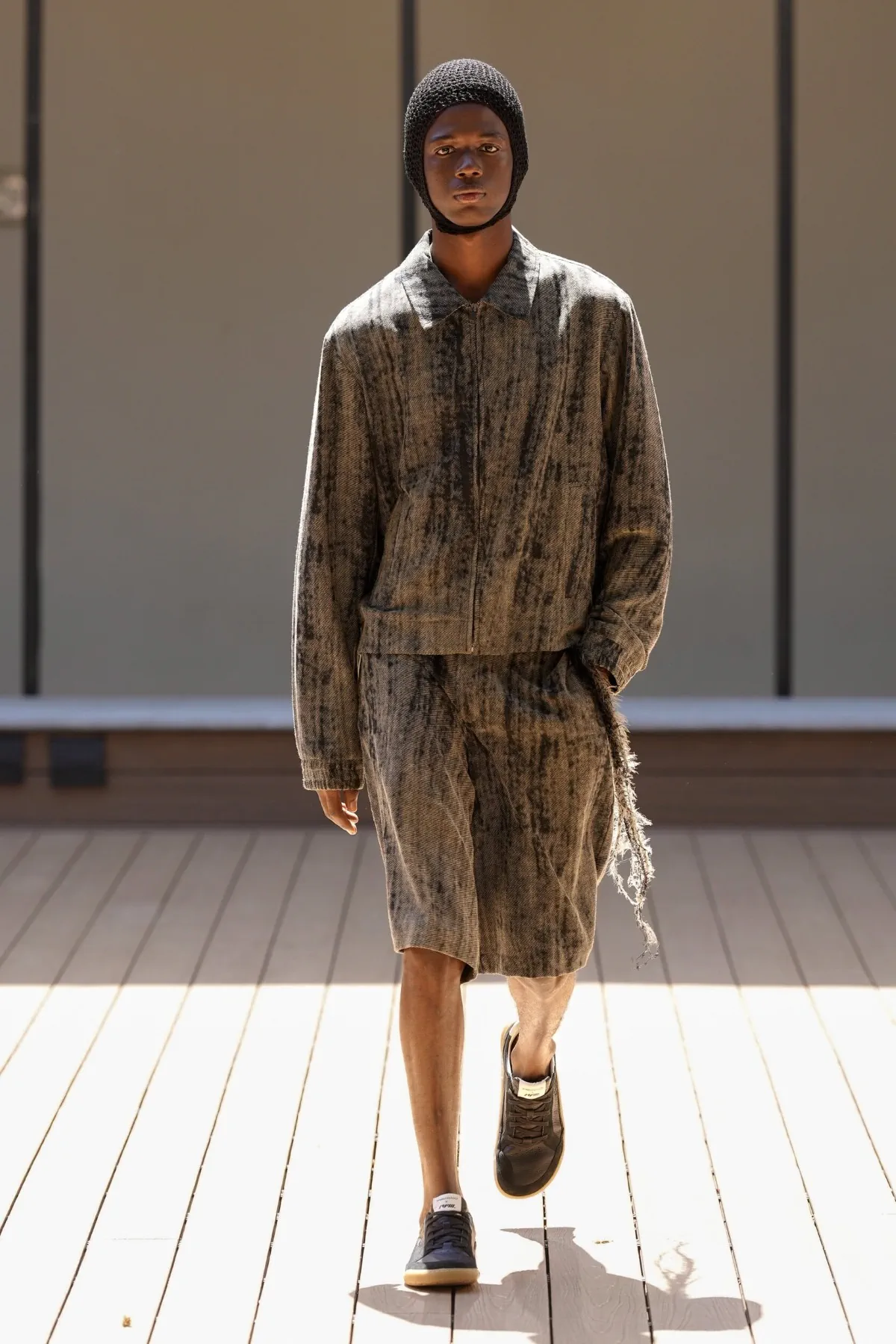La collection Printemps 2027 de QASIMI rend hommage à Hassan Sharif en exposant l'invisible