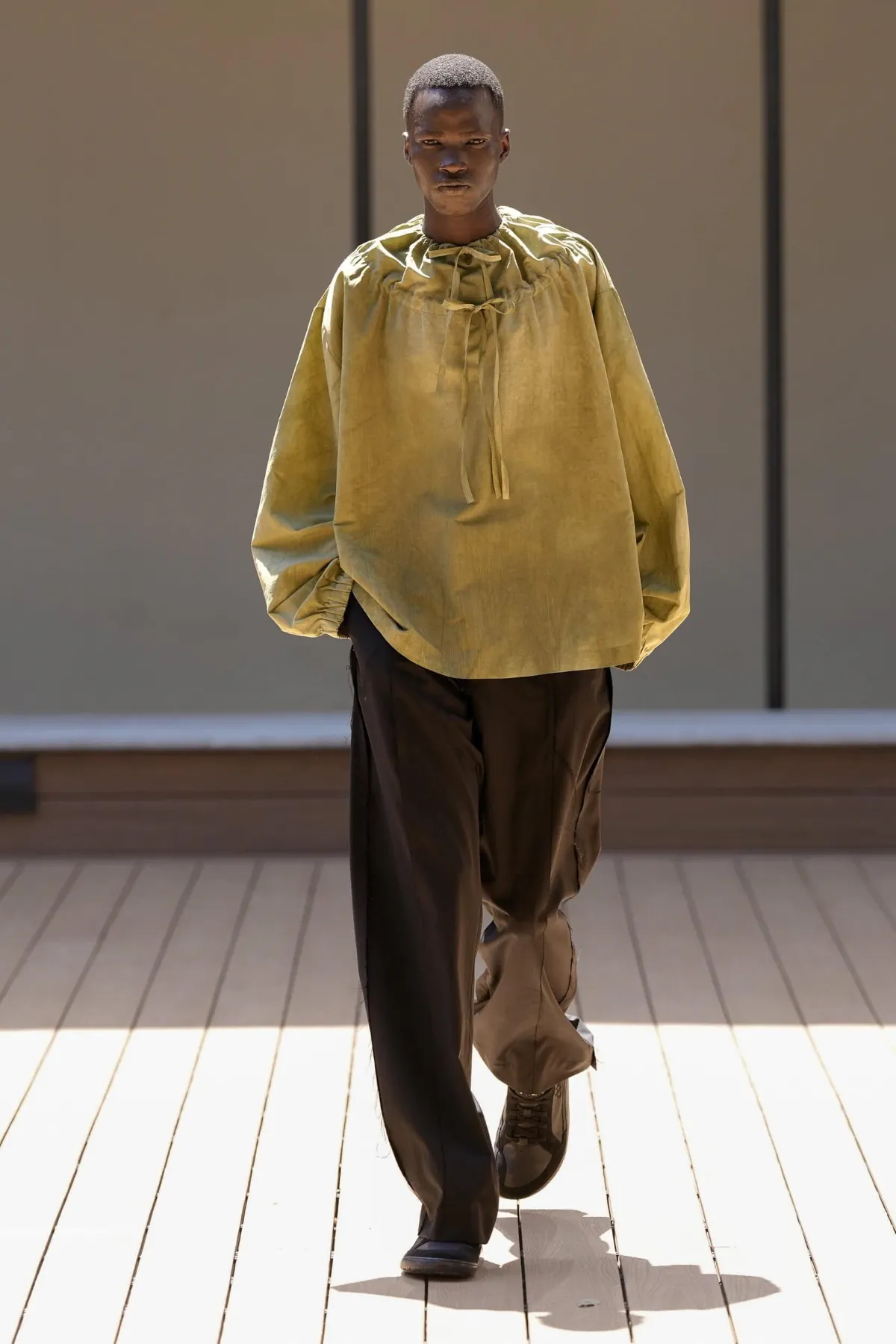 La collection Printemps 2027 de QASIMI rend hommage à Hassan Sharif en exposant l'invisible