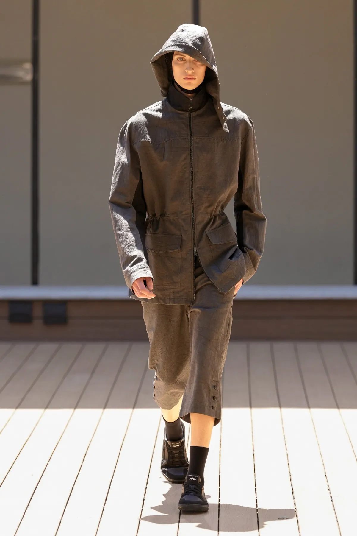 La collection Printemps 2027 de QASIMI rend hommage à Hassan Sharif en exposant l'invisible