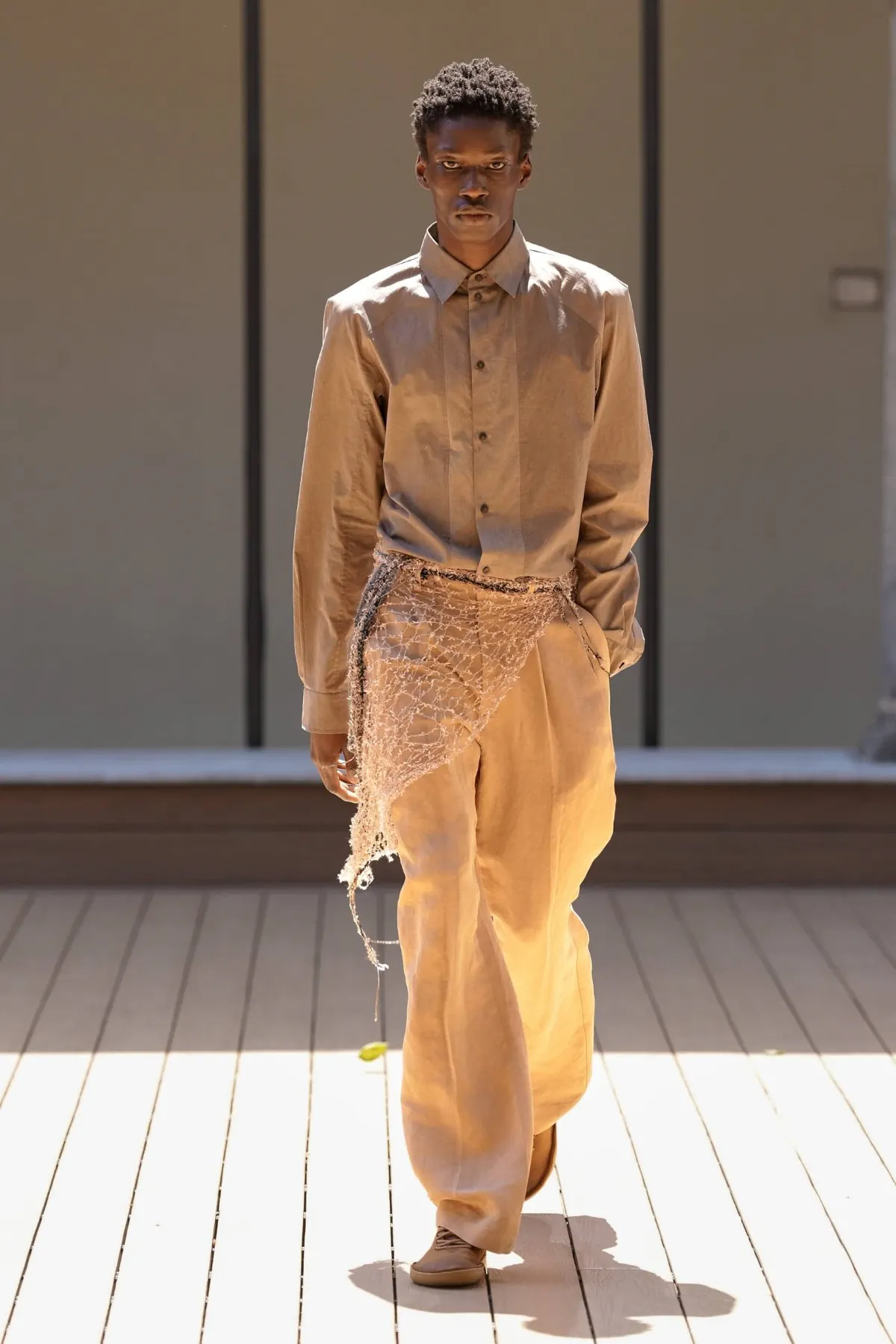 La collection Printemps 2027 de QASIMI rend hommage à Hassan Sharif en exposant l'invisible