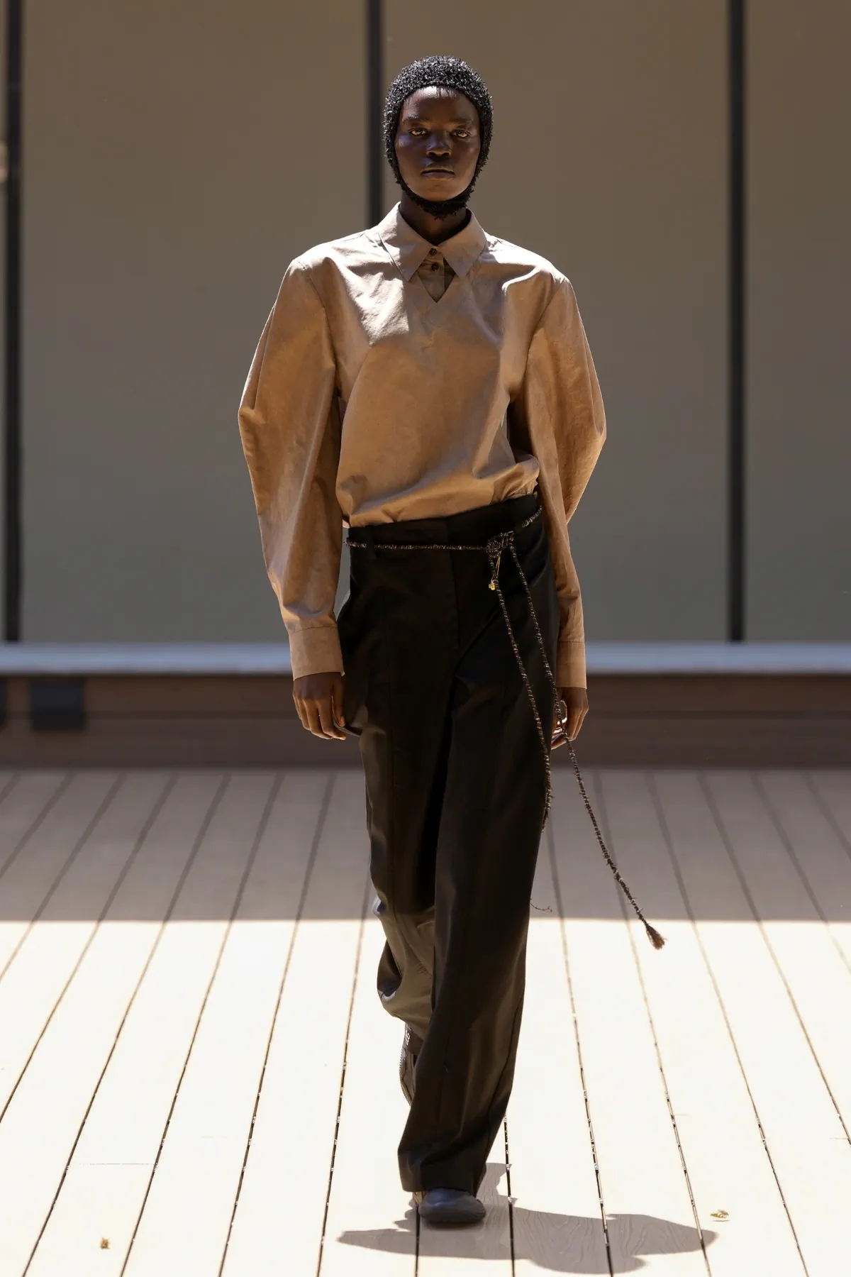 La collection Printemps 2027 de QASIMI rend hommage à Hassan Sharif en exposant l'invisible