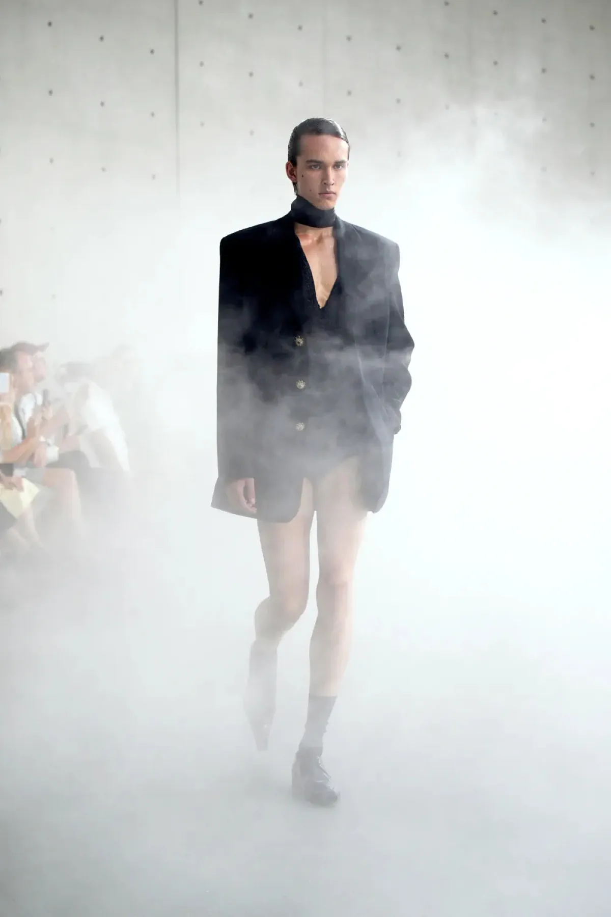 Saint Laurent printemps 2027 - Anthony Vaccarello et l'art de séduire sans jamais forcer