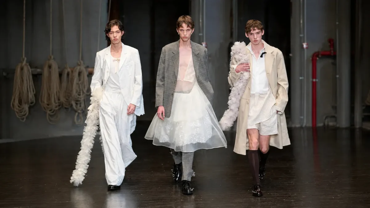 Simone Rocha Printemps 2027 0 À Florence, Simone Rocha réinvente la masculinité du printemps 2027 entre douceur et rébellion
