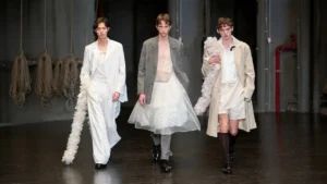 À Florence, Simone Rocha réinvente la masculinité du printemps 2027 entre douceur et rébellion