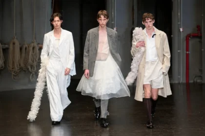 À Florence, Simone Rocha réinvente la masculinité du printemps 2027 entre douceur et rébellion
