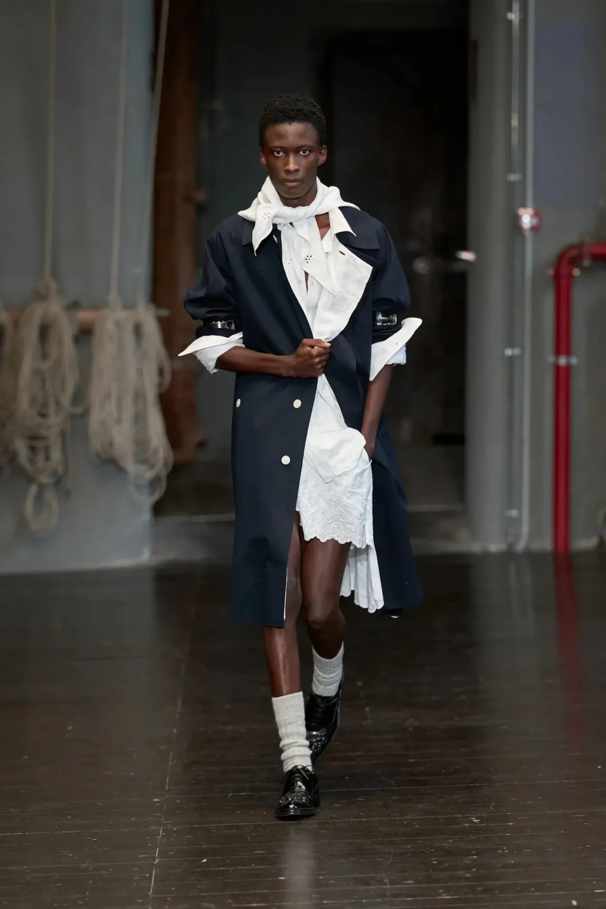 Simone Rocha Printemps 2027 1 À Florence, Simone Rocha réinvente la masculinité du printemps 2027 entre douceur et rébellion