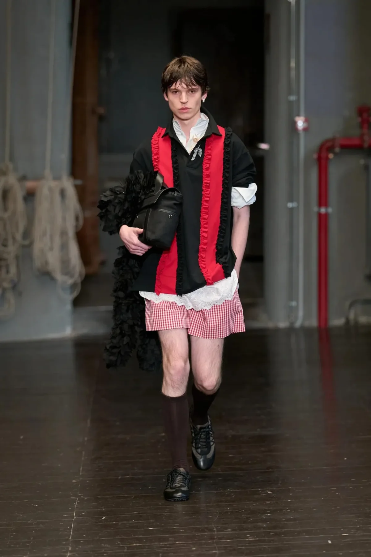 À Florence, Simone Rocha réinvente la masculinité du printemps 2027 entre douceur et rébellion