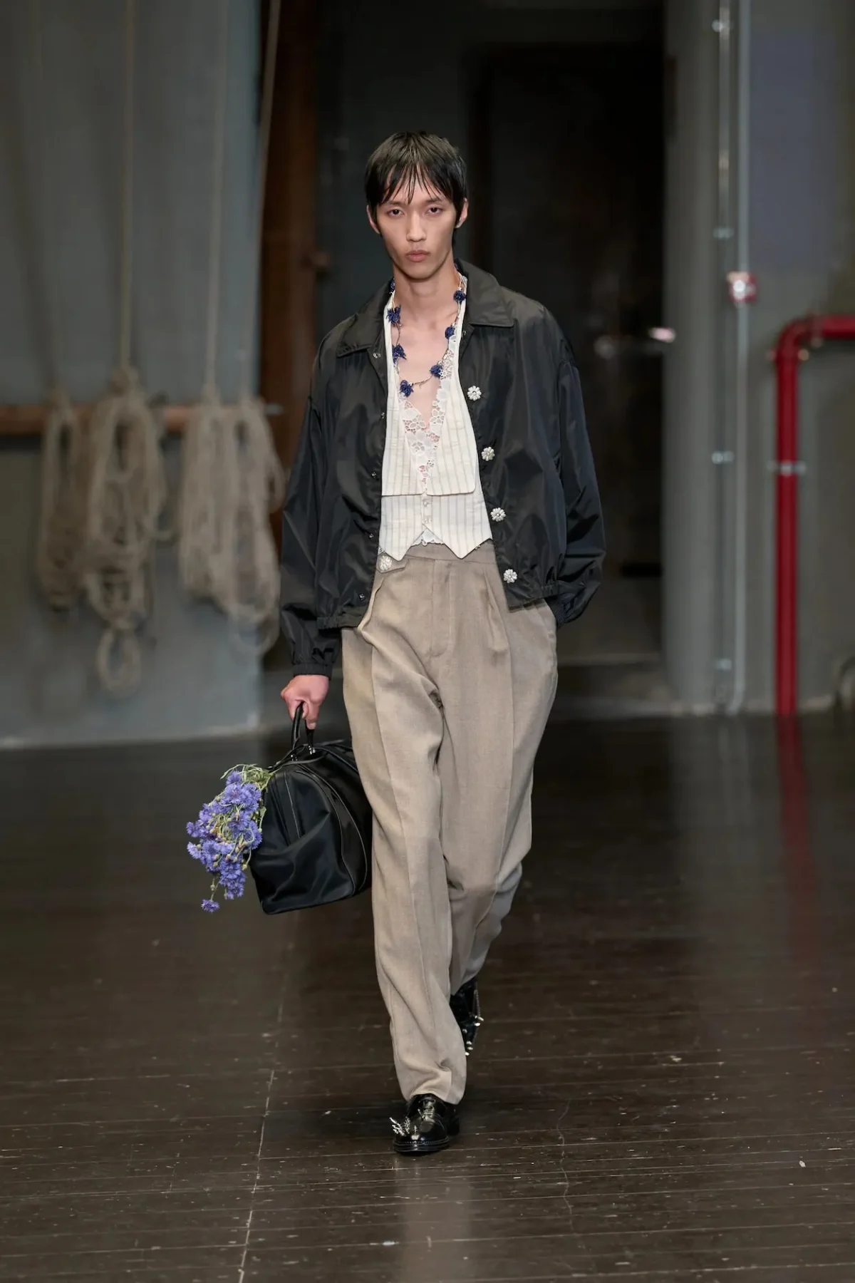 À Florence, Simone Rocha réinvente la masculinité du printemps 2027 entre douceur et rébellion