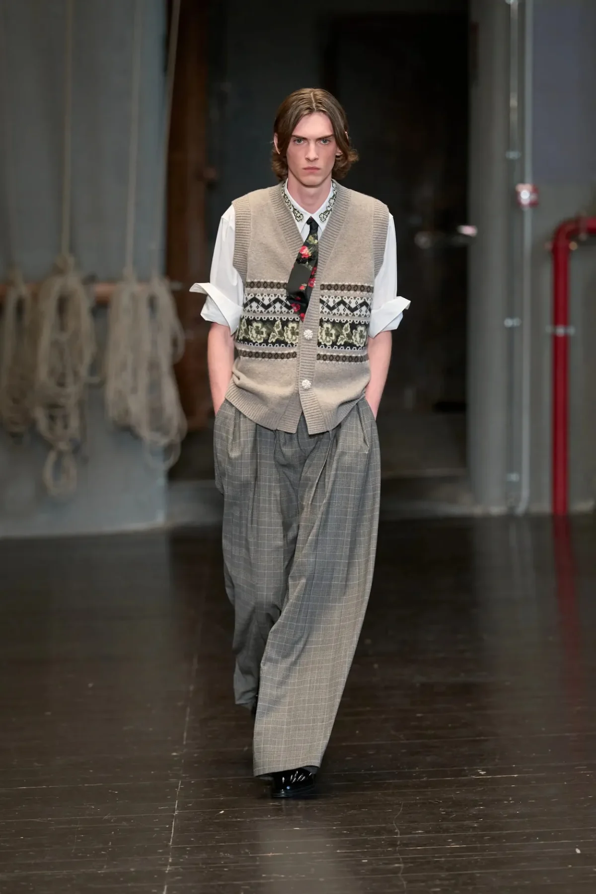 À Florence, Simone Rocha réinvente la masculinité du printemps 2027 entre douceur et rébellion