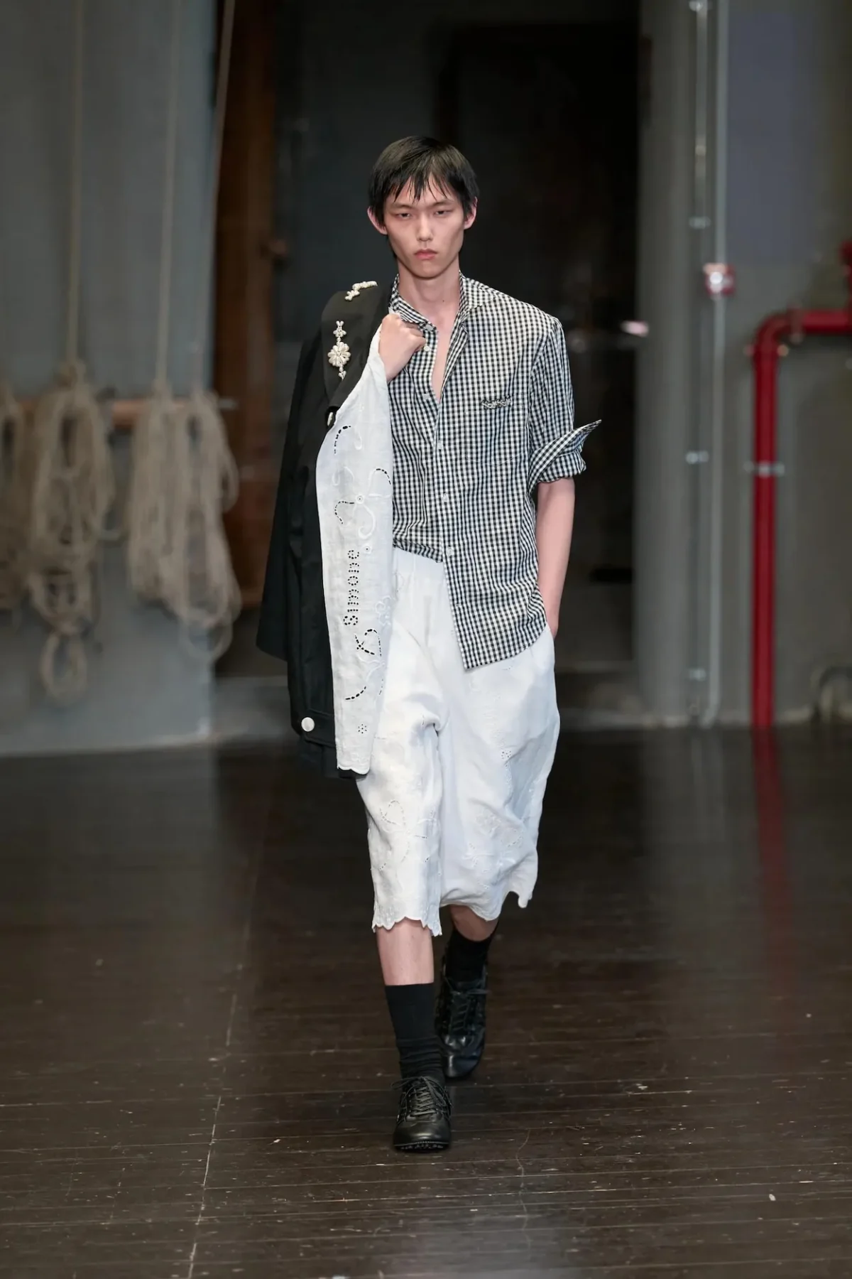 À Florence, Simone Rocha réinvente la masculinité du printemps 2027 entre douceur et rébellion