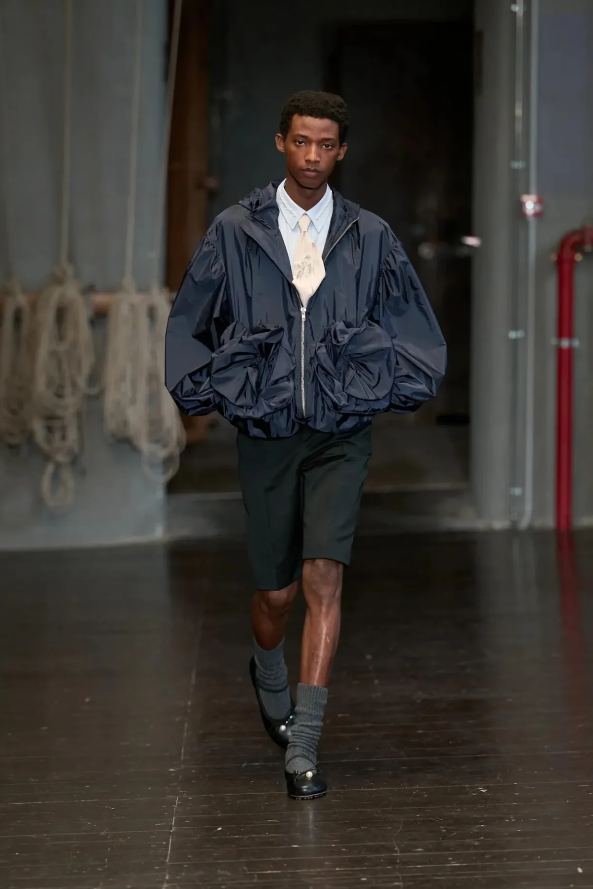 À Florence, Simone Rocha réinvente la masculinité du printemps 2027 entre douceur et rébellion