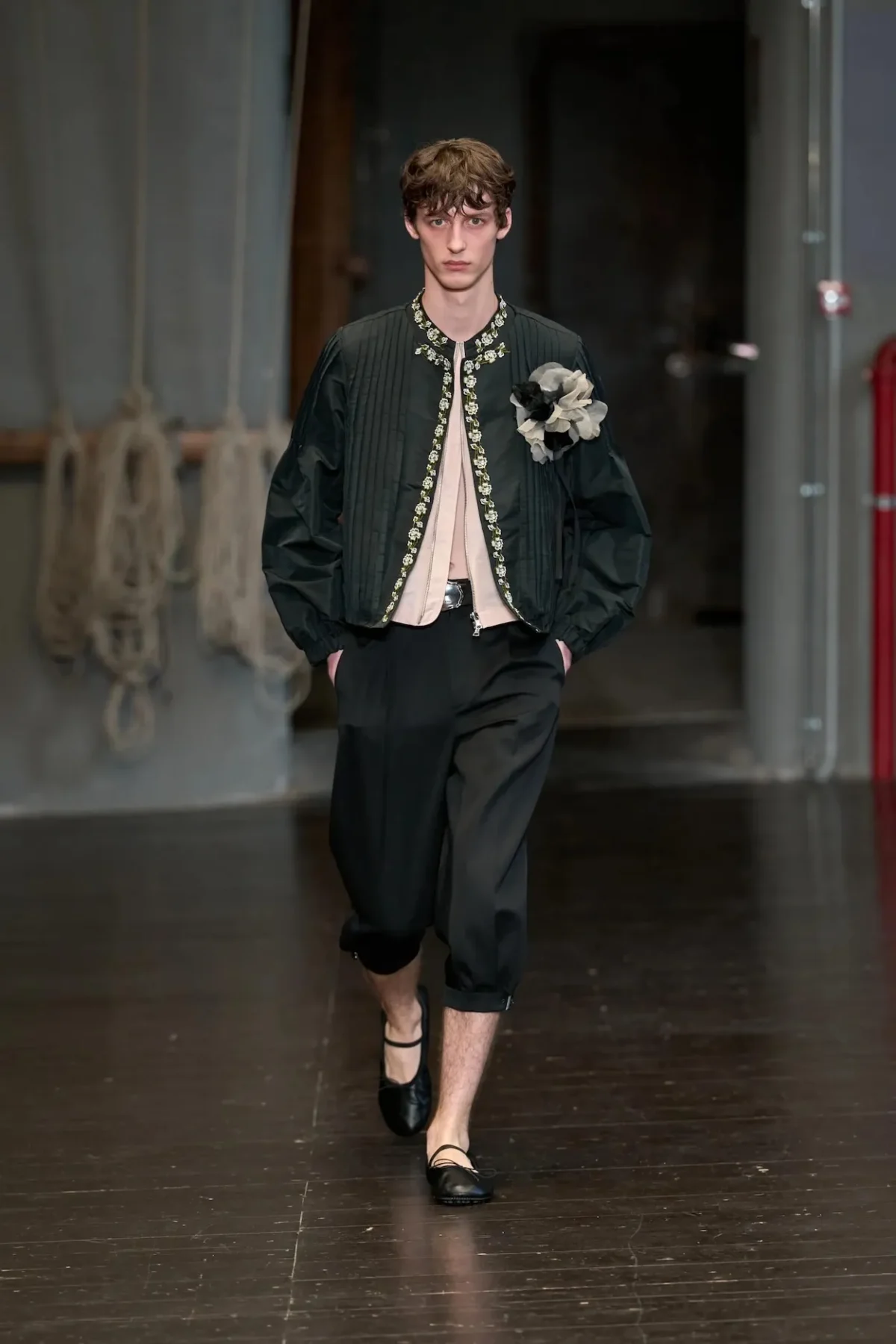 À Florence, Simone Rocha réinvente la masculinité du printemps 2027 entre douceur et rébellion
