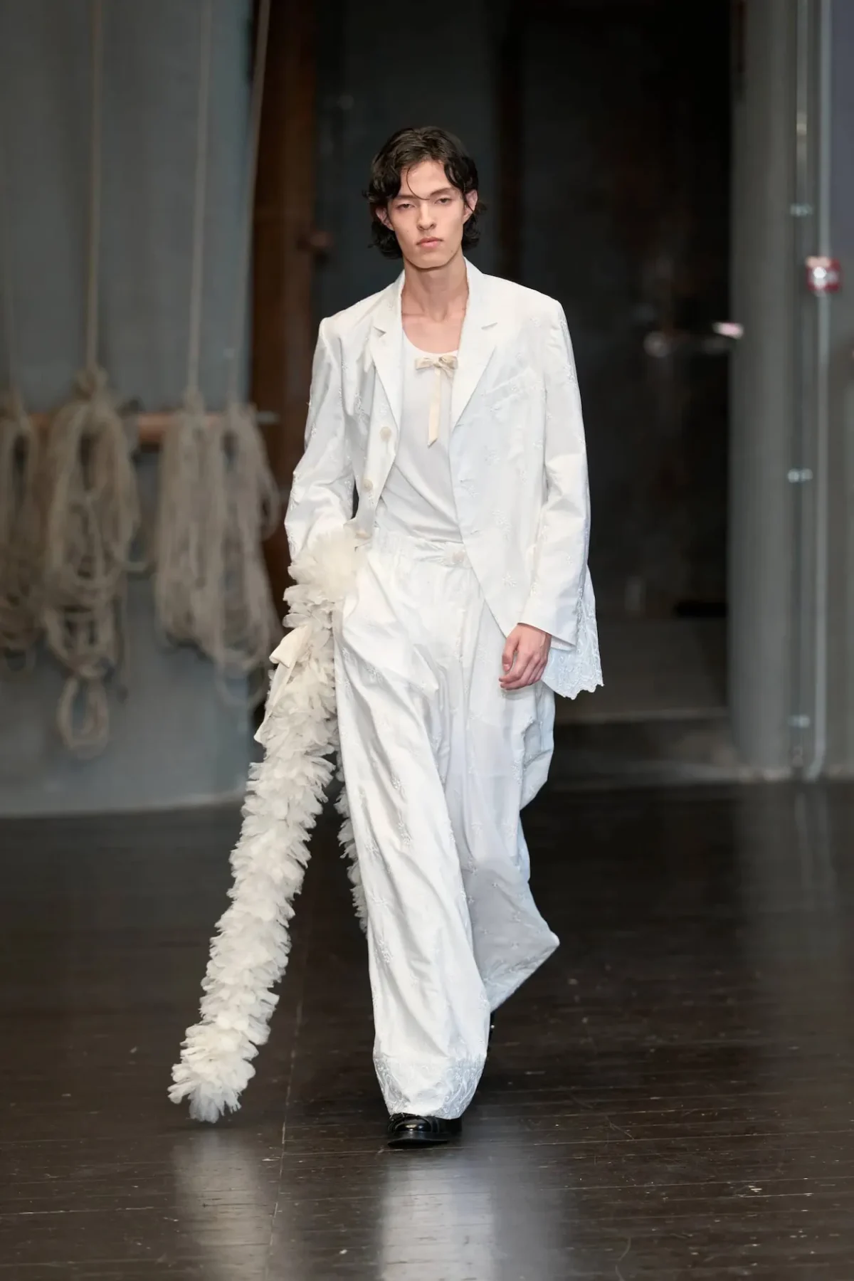 À Florence, Simone Rocha réinvente la masculinité du printemps 2027 entre douceur et rébellion
