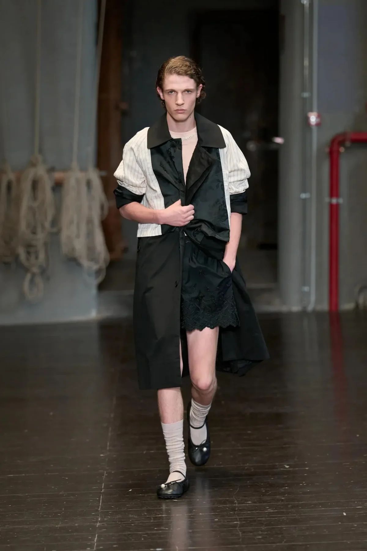 À Florence, Simone Rocha réinvente la masculinité du printemps 2027 entre douceur et rébellion