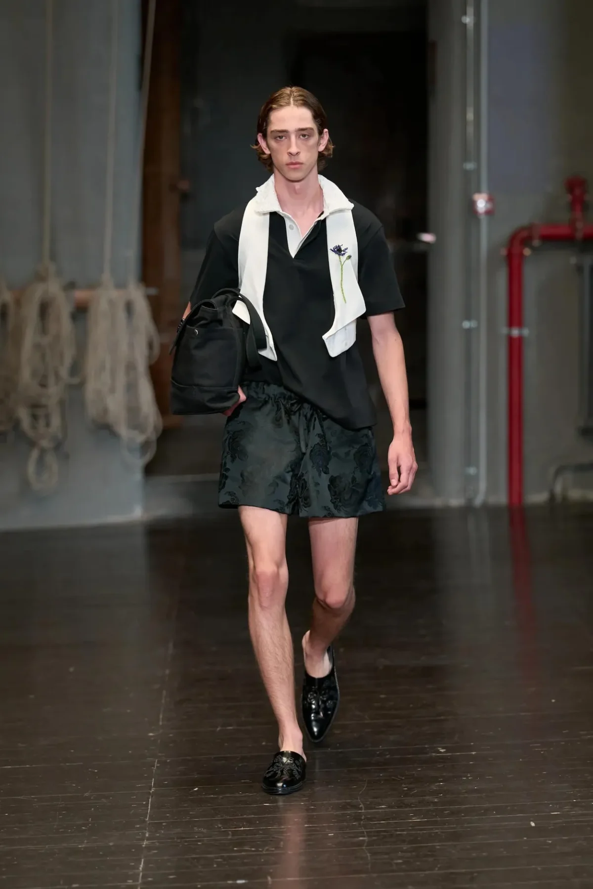 À Florence, Simone Rocha réinvente la masculinité du printemps 2027 entre douceur et rébellion