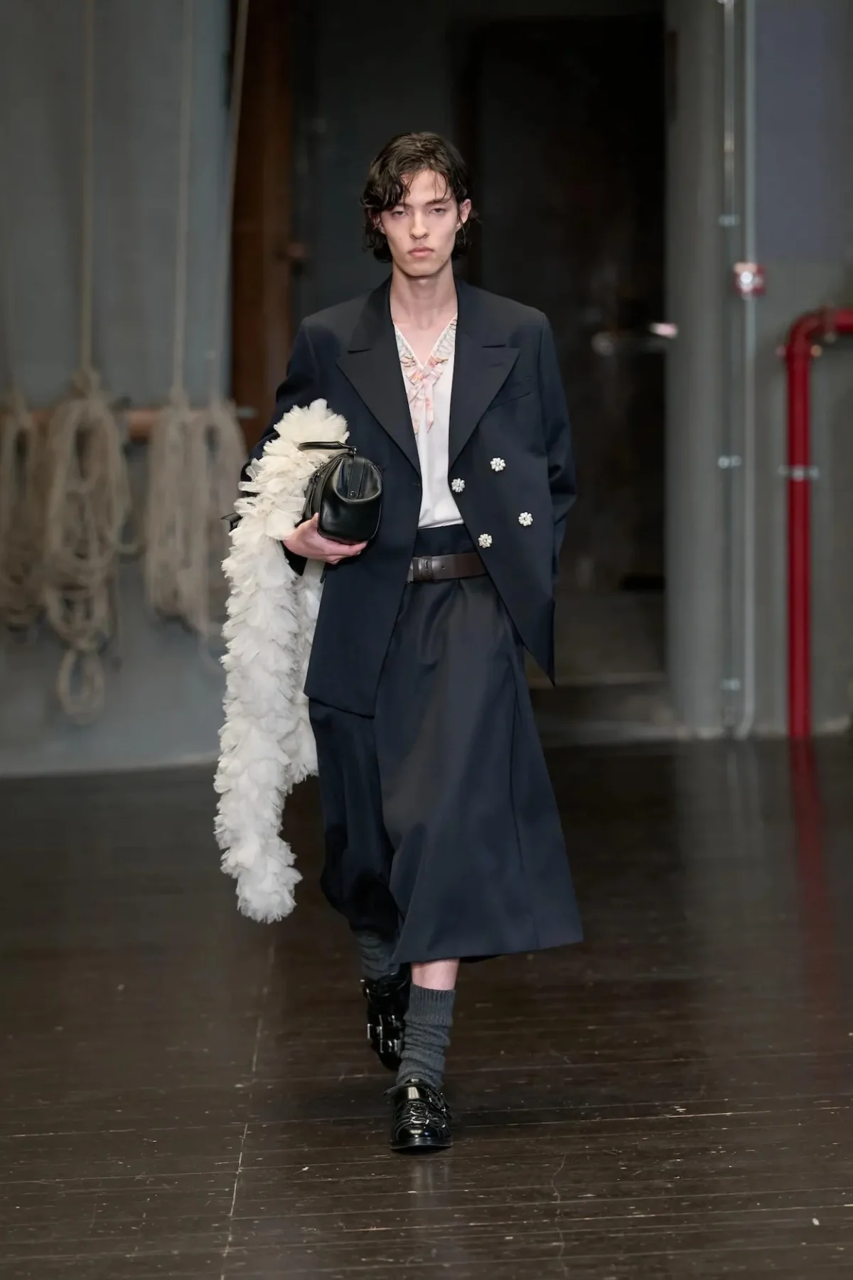 À Florence, Simone Rocha réinvente la masculinité du printemps 2027 entre douceur et rébellion