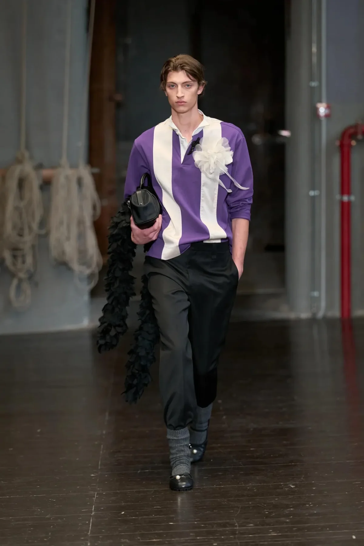 Simone Rocha Printemps 2027 2 À Florence, Simone Rocha réinvente la masculinité du printemps 2027 entre douceur et rébellion
