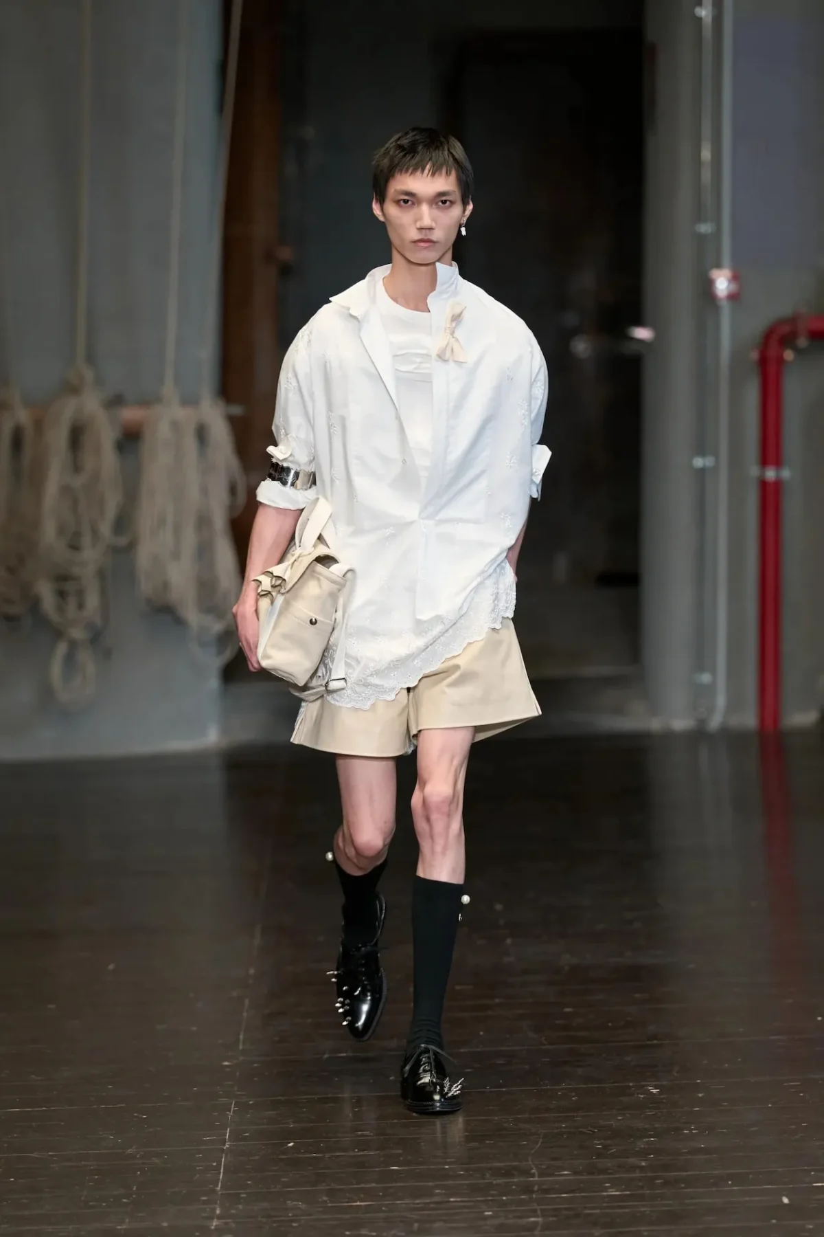 À Florence, Simone Rocha réinvente la masculinité du printemps 2027 entre douceur et rébellion