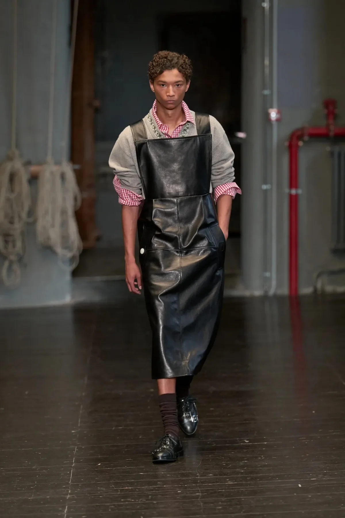 À Florence, Simone Rocha réinvente la masculinité du printemps 2027 entre douceur et rébellion