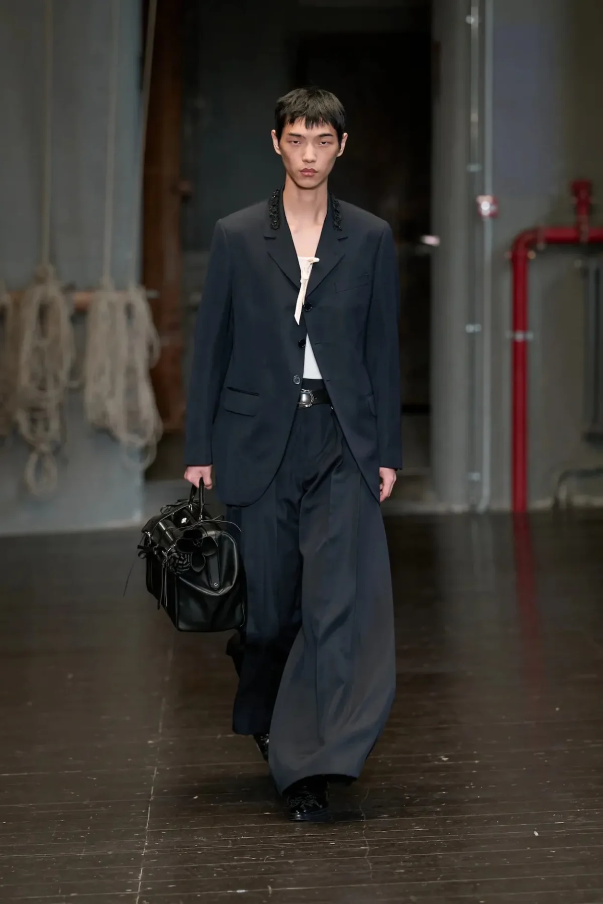 À Florence, Simone Rocha réinvente la masculinité du printemps 2027 entre douceur et rébellion