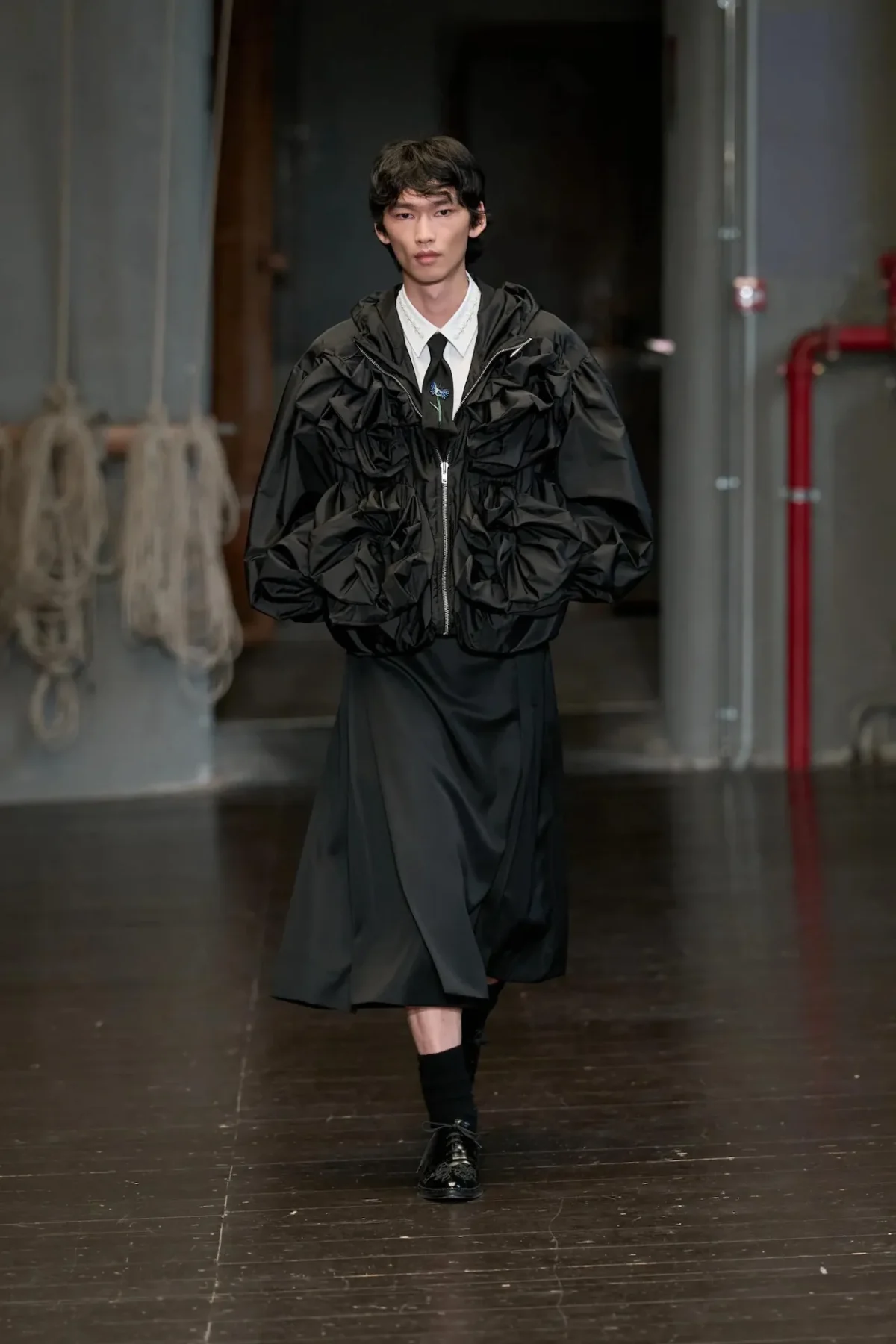 À Florence, Simone Rocha réinvente la masculinité du printemps 2027 entre douceur et rébellion