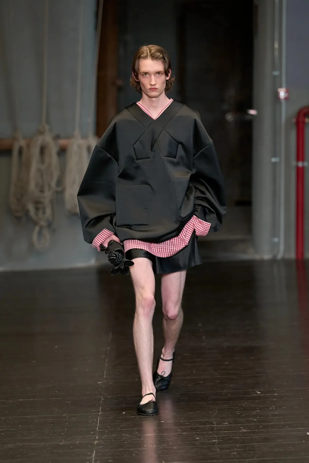 À Florence, Simone Rocha réinvente la masculinité du printemps 2027 entre douceur et rébellion
