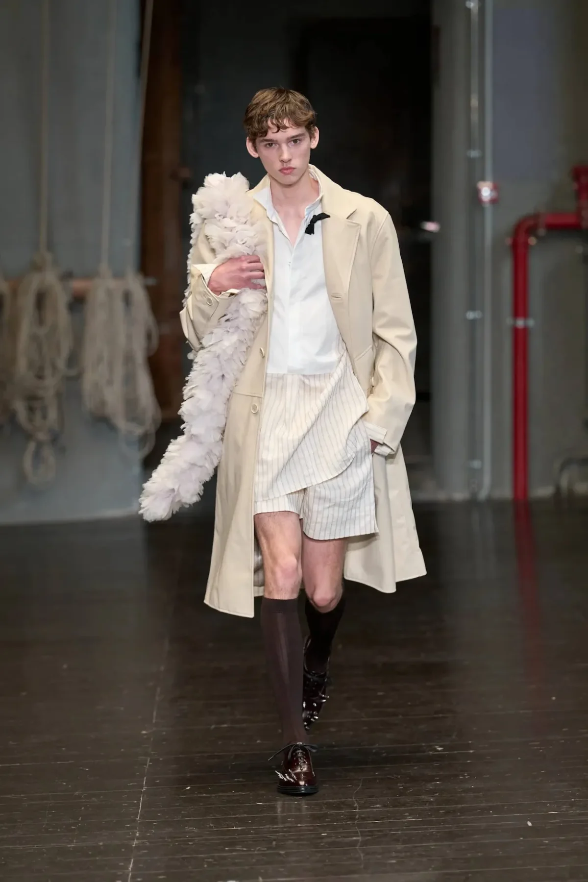 À Florence, Simone Rocha réinvente la masculinité du printemps 2027 entre douceur et rébellion