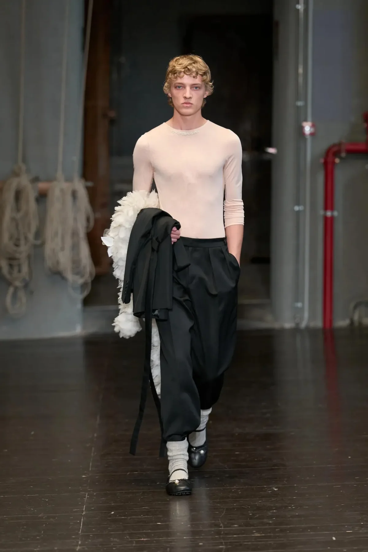 À Florence, Simone Rocha réinvente la masculinité du printemps 2027 entre douceur et rébellion