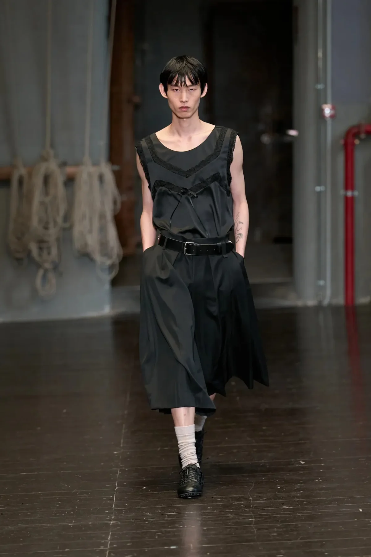 À Florence, Simone Rocha réinvente la masculinité du printemps 2027 entre douceur et rébellion