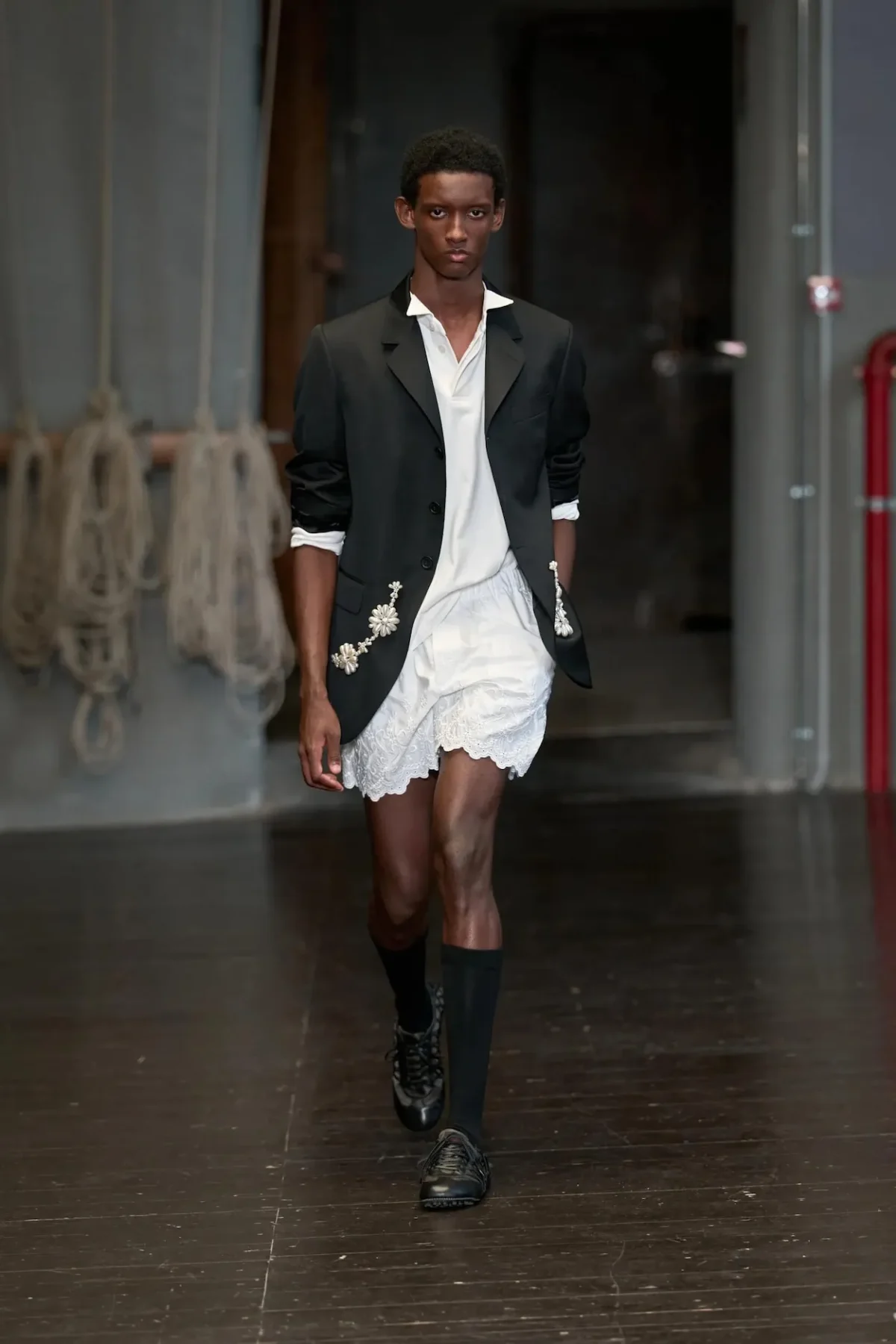 À Florence, Simone Rocha réinvente la masculinité du printemps 2027 entre douceur et rébellion