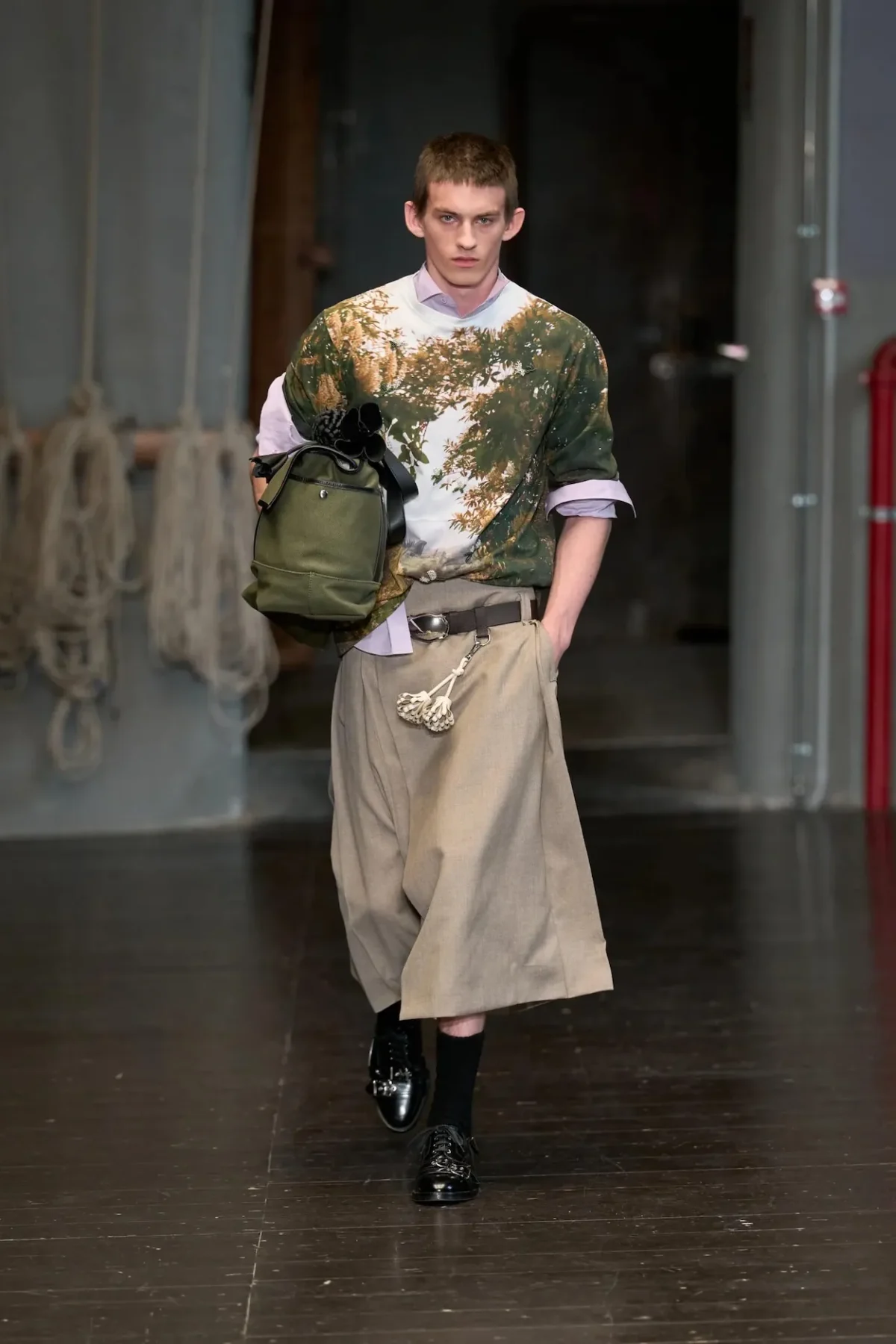 À Florence, Simone Rocha réinvente la masculinité du printemps 2027 entre douceur et rébellion