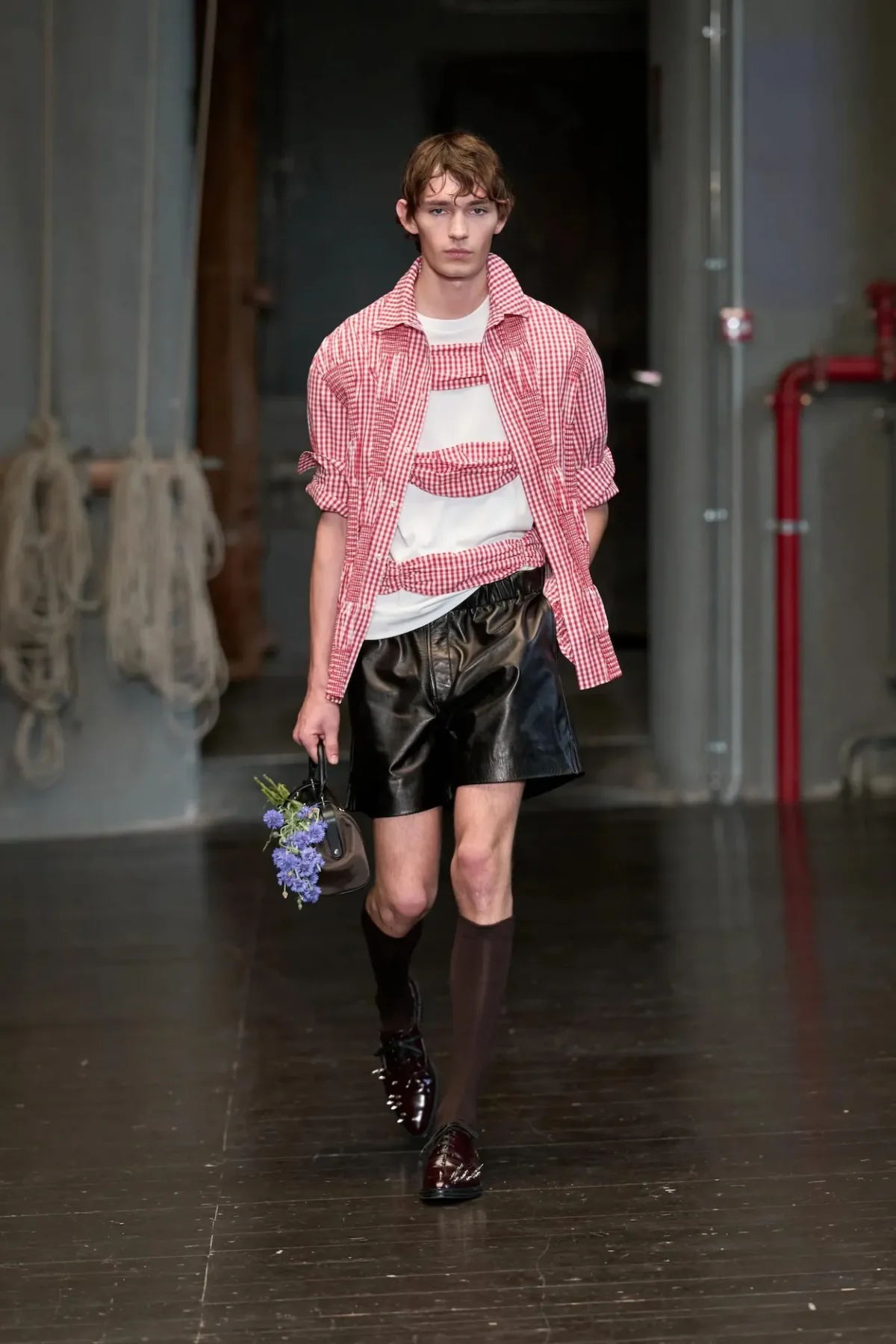 Simone Rocha Printemps 2027 3 À Florence, Simone Rocha réinvente la masculinité du printemps 2027 entre douceur et rébellion