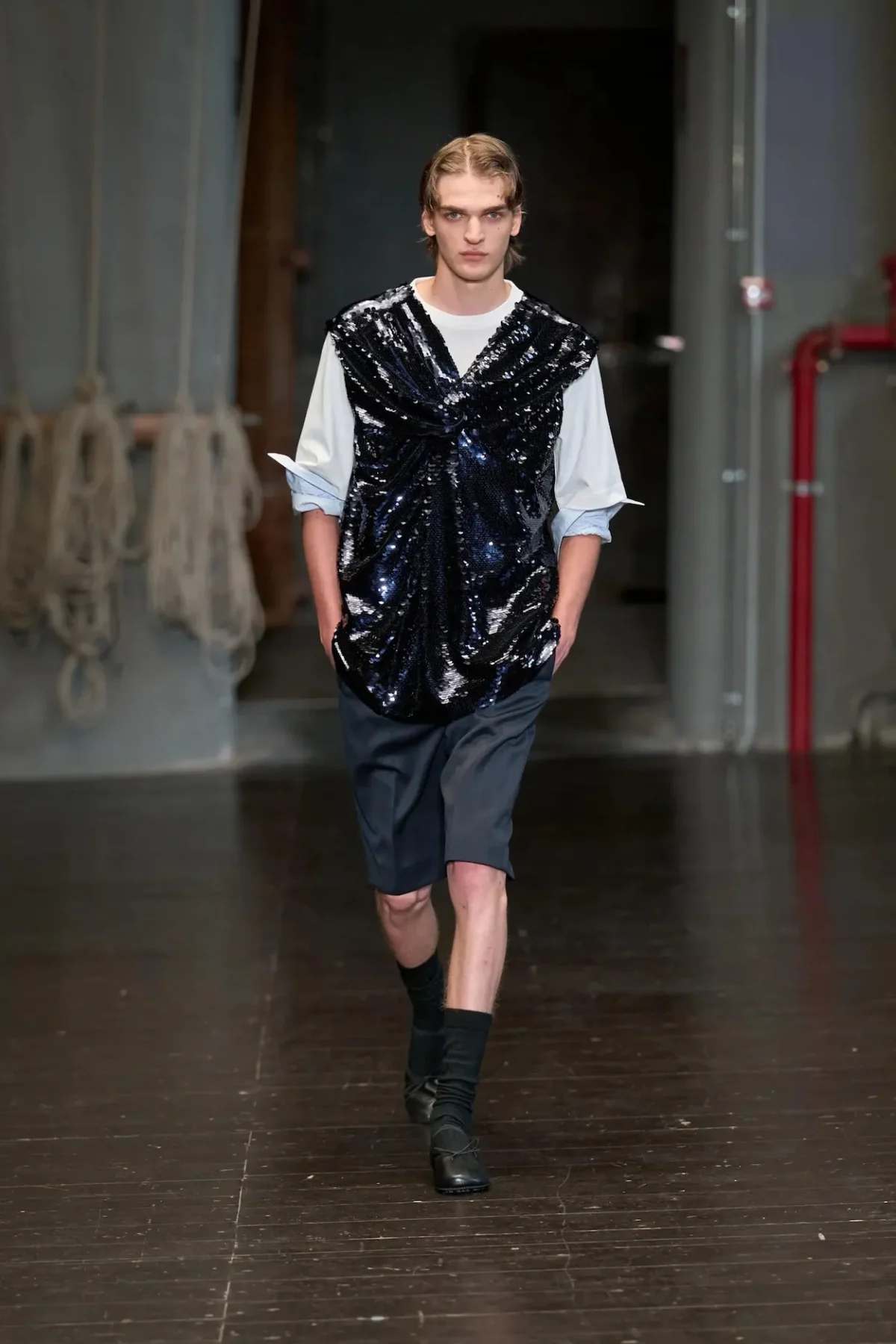 À Florence, Simone Rocha réinvente la masculinité du printemps 2027 entre douceur et rébellion