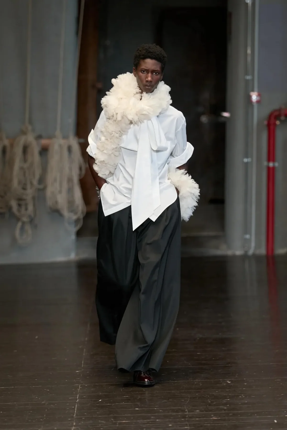 À Florence, Simone Rocha réinvente la masculinité du printemps 2027 entre douceur et rébellion
