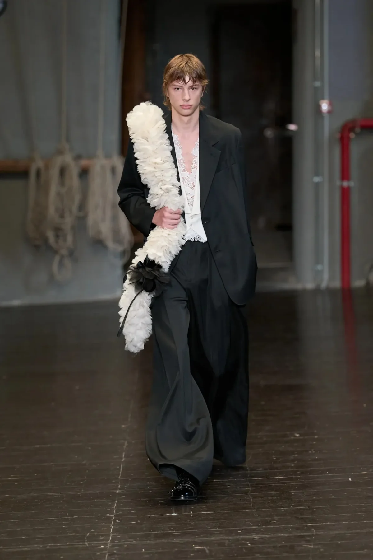 À Florence, Simone Rocha réinvente la masculinité du printemps 2027 entre douceur et rébellion