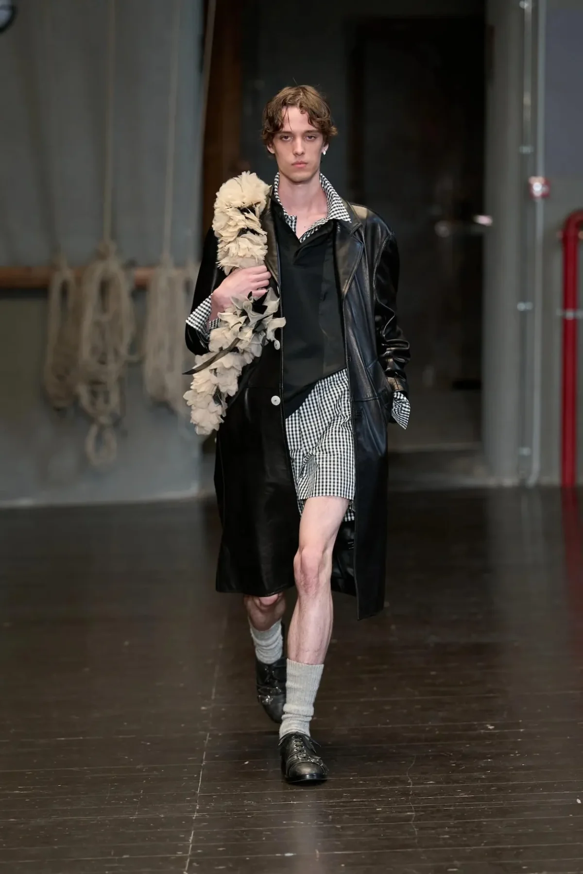 À Florence, Simone Rocha réinvente la masculinité du printemps 2027 entre douceur et rébellion