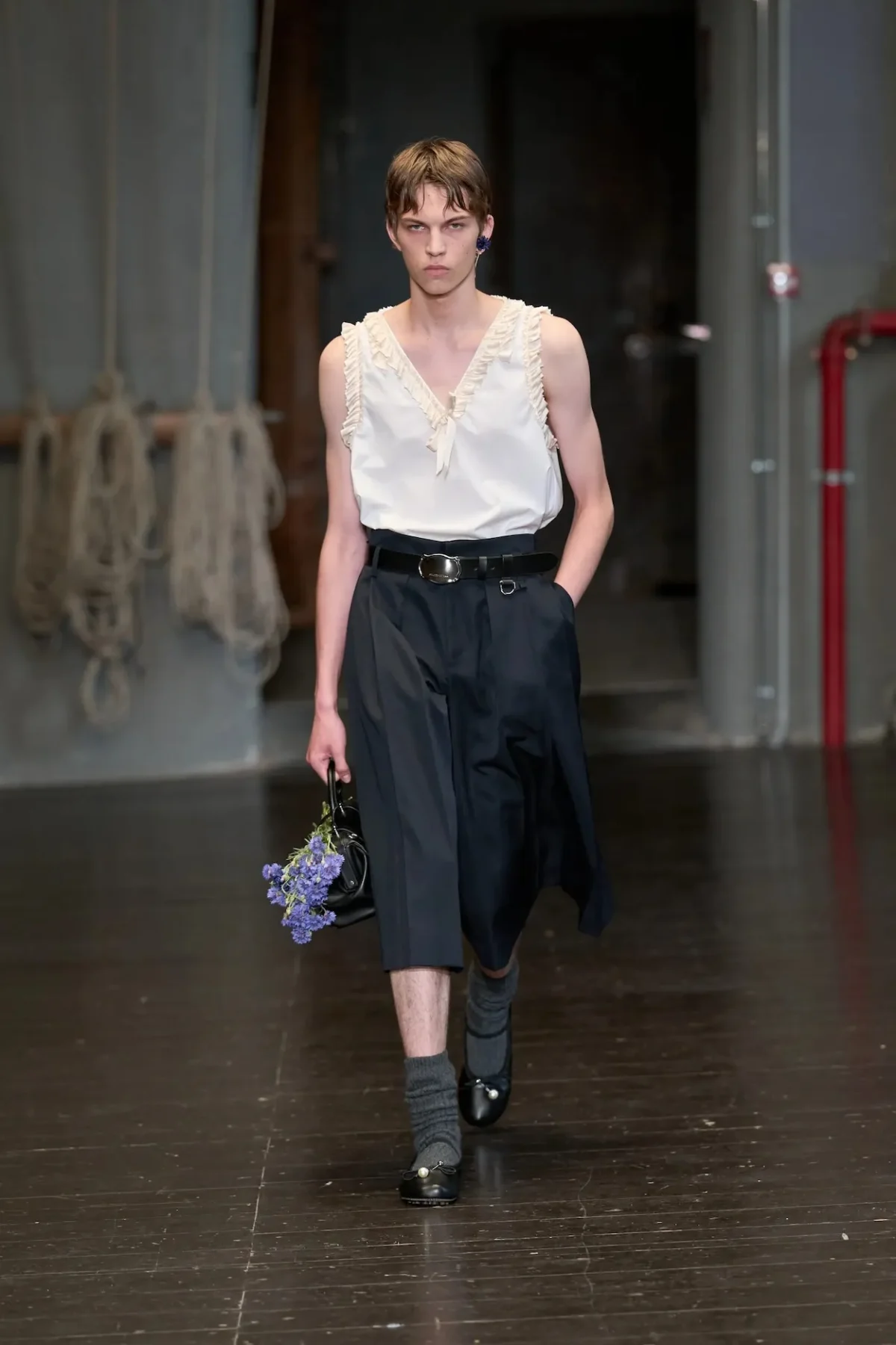 À Florence, Simone Rocha réinvente la masculinité du printemps 2027 entre douceur et rébellion