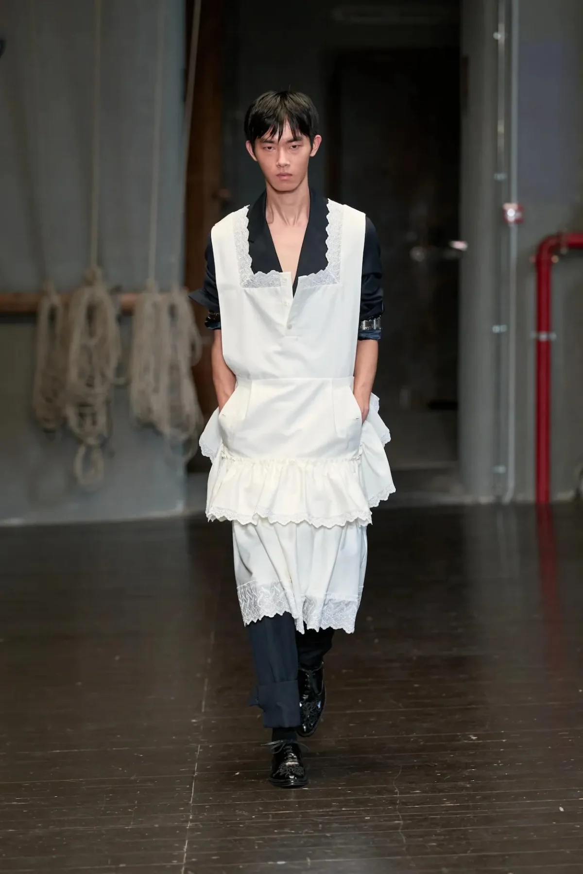 À Florence, Simone Rocha réinvente la masculinité du printemps 2027 entre douceur et rébellion