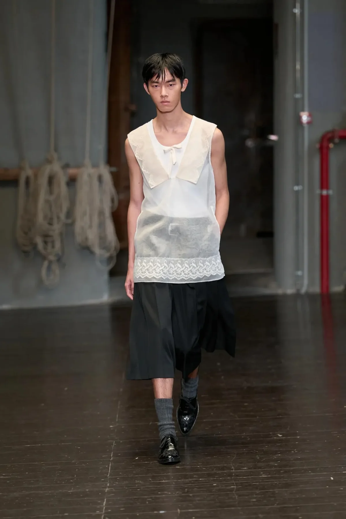 À Florence, Simone Rocha réinvente la masculinité du printemps 2027 entre douceur et rébellion