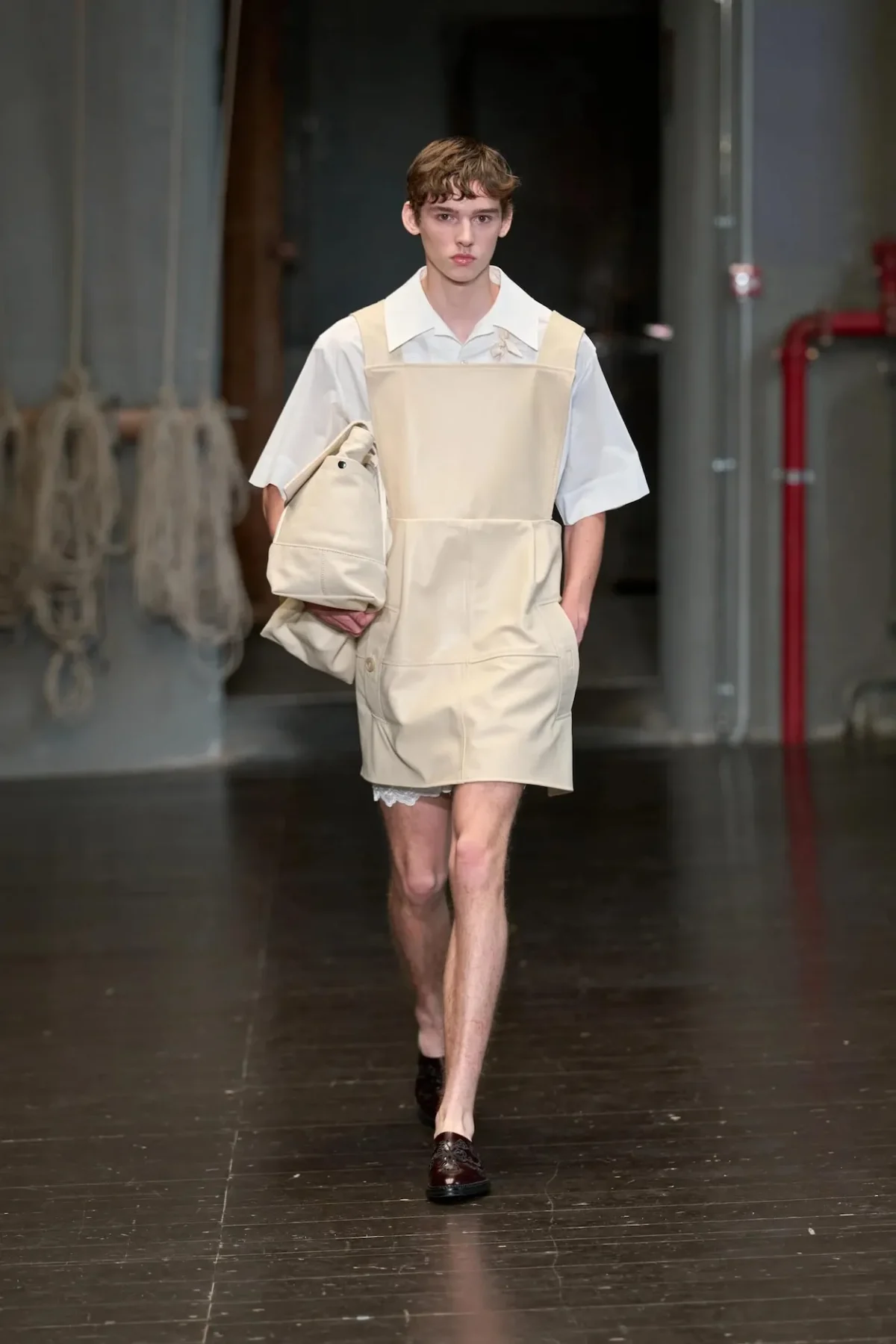À Florence, Simone Rocha réinvente la masculinité du printemps 2027 entre douceur et rébellion