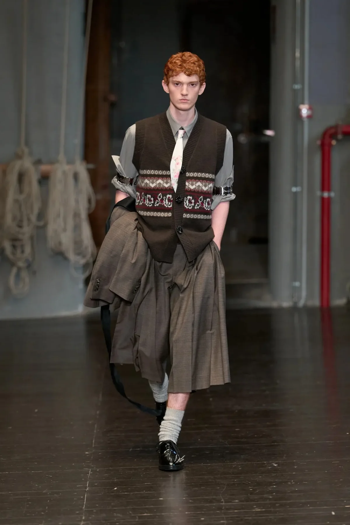 À Florence, Simone Rocha réinvente la masculinité du printemps 2027 entre douceur et rébellion