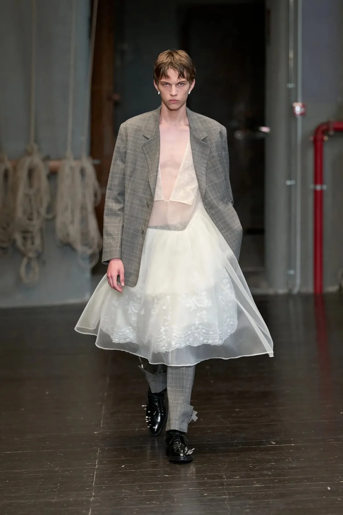 À Florence, Simone Rocha réinvente la masculinité du printemps 2027 entre douceur et rébellion